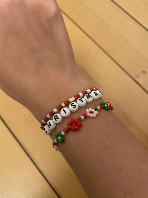 Christmas Beaded Bracelets For Kids, Christmas Beaded Necklace Ideas, Preppy Christmas Bracelets, Christmas Beaded Bracelet, Beaded Christmas Bracelets, Christmas Seed Bead Bracelets, Clay Bead Bracelet Ideas Christmas, Christmas Necklace Diy, Christmas Bracelets Beaded