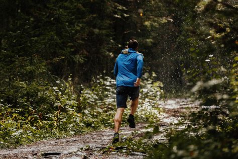 Runner Athlete, Male Runner, Athlete Running, Running Pose, Light Rain Jacket, Speed Workout, Running In The Rain, Marathon Runner, Body Pump