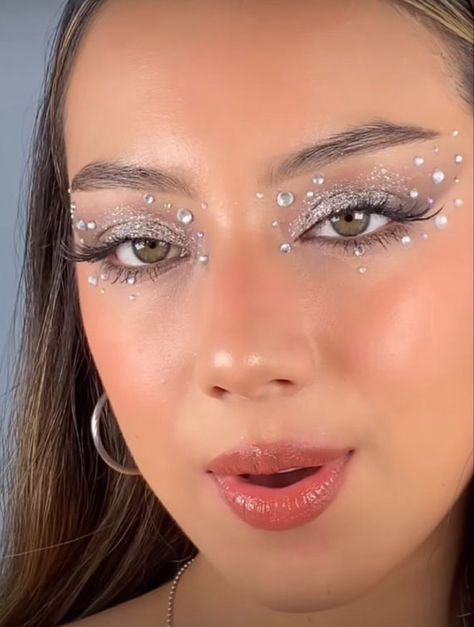 Jewel Face Makeup, Makeup With Studs, Face Rhinestone Ideas, Reputation Eye Makeup, Silver Rhinestone Makeup, Make Prata, Simple Gem Makeup, Rave Eye Makeup, Concert Makeup Looks