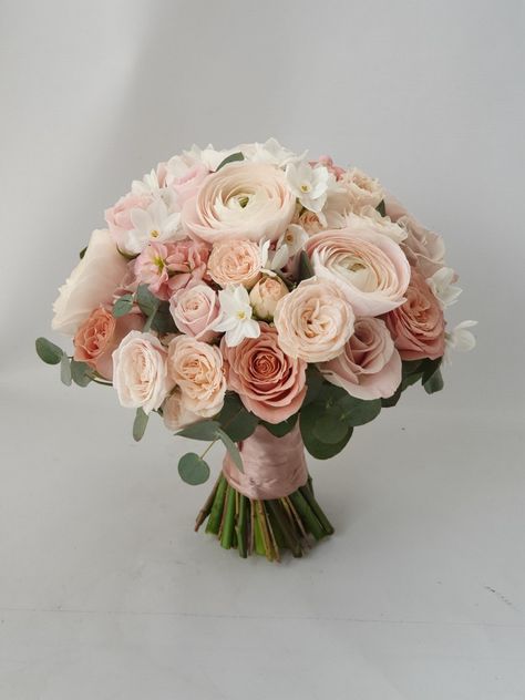 Bride Bouquets Champagne, Dusty Pink Theme Wedding, Pink And Champagne Wedding Flowers, Cascading Bridal Bouquets Blush, Blush Pink And Champagne Wedding Bouquet, Luxury Bouquet Of Flowers, Hand Bucket Wedding Flowers, Wedding Bucket Flowers, Bride Bouquet Pink