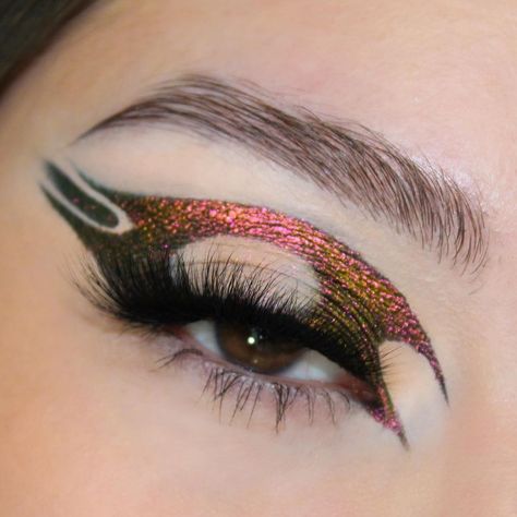 SHARP AS A BLADE⚔️ Create graphic eye looks ✨easily✨ with our Shade Shifter Duo Chrome Eye Colors & Eyeshadows🖌️ @delaeini used the shades: Matrix & Aura❤️‍🔥 Duo Chrome Makeup, Duo Chrome Eyeshadow Looks, Light Pink Acrylic Nails, Chrome Eyeshadow, Duochrome Eyeshadow, Graphic Eyes, Glitter Eye Makeup, Glitter Eye, Eye Looks