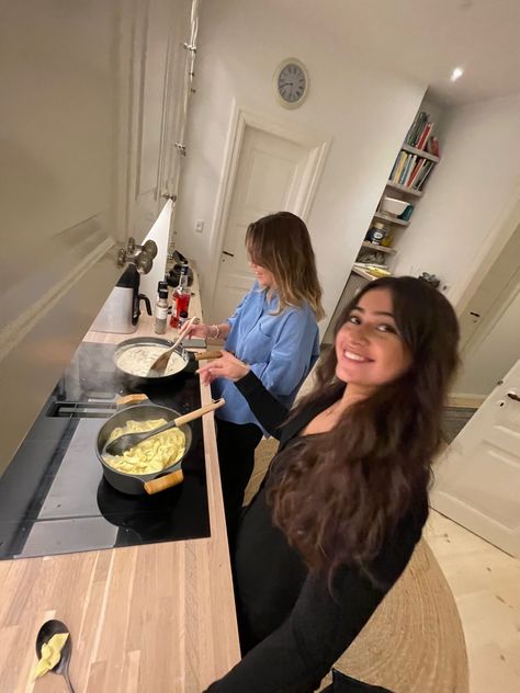 Flatmates Aesthetics, Living With Bestie, Living With Best Friend Apartment Aesthetic, Apartment Roommates Aesthetic, Best Friend Living Together, College Roommates Aesthetic, People Cooking Aesthetic, Best Friend Roommate Aesthetic, Cooking With Boyfriend