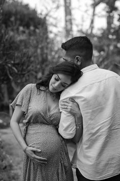 Maternity Photos Couple, Photo Ideas Couples, Couple Maternity Poses, Photo Bb, Poses Outdoor, Couple Maternity, Pregnancy Announcement Photoshoot, Maternity Photography Poses Outdoors, Outdoor Maternity Photos