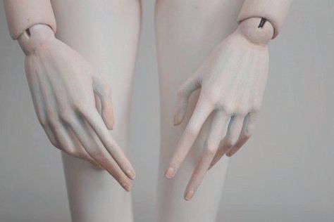 Doll Aesthetic, Hand Reference, Living Dolls, Pretty Hands, Doll Parts, Pretty Dolls, Ball Jointed Dolls, Bjd Dolls, Porcelain Dolls