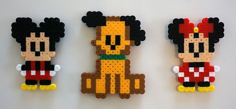 Disney Cutie's Mickey Mouse, Pluto and Minnie Mouse Pluto Perler Beads, Small Disney Perler Beads, Perler Beads Mickey Mouse, Disney Melty Beads, Mickey Mouse Perler Beads, Hama Disney, Benfica Wallpaper, Hama Art, Disney Diy Crafts