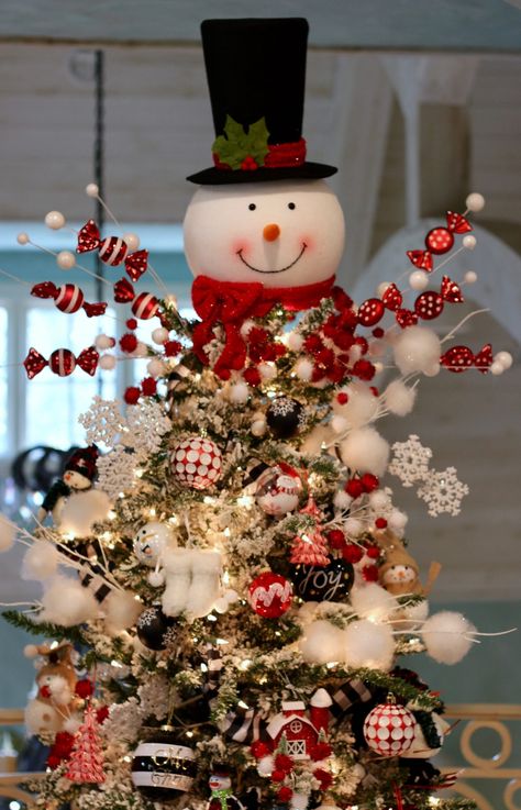 How to Decorate Your Christmas Tree Video Tutorial | Turtle Creek Lane Snowman Tree Topper Ideas, Snowman Tree Ideas, Snowman Christmas Tree Ideas, Christmas Tree Video, Snowman Trees, Tree Topper Ideas, Turtle Creek Lane, Snowman Christmas Tree Topper, Snowman Tree Topper