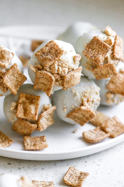 Side view of Cinnamon Toast Crunch cake pops on white plate. Cinnamon Toast Crunch Cake Pops, Banana Bread Cake Pops, Cinnamon Toast Crunch Cake, Cake Pops Recipe, Banana Bread Cake, Cake Pop Ideas, Crunch Cake, Pop Ideas, Cinnamon Toast Crunch