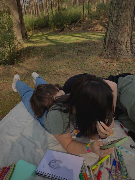 Picnic With Boyfriend Aesthetic, Painting Picnic Date Aesthetic Couple, Picnic Aesthetic Boyfriend, Date Picnic Ideas Romantic, Summer Dates With Boyfriend, Picnic With Boyfriend, Picnic Boyfriend, Indie Couple, Relationship Vision Board