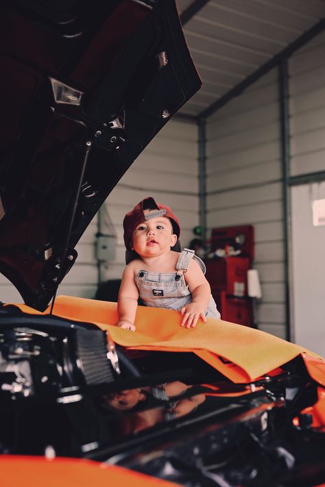 One Year Old Photoshoot, Baby Mechanic, Mechanics Birthday, Old Photoshoot, 2nd Birthday Photos, Baby Family Pictures, Baby Boy Newborn Photography, 1st Birthday Photoshoot, Monthly Baby Photos