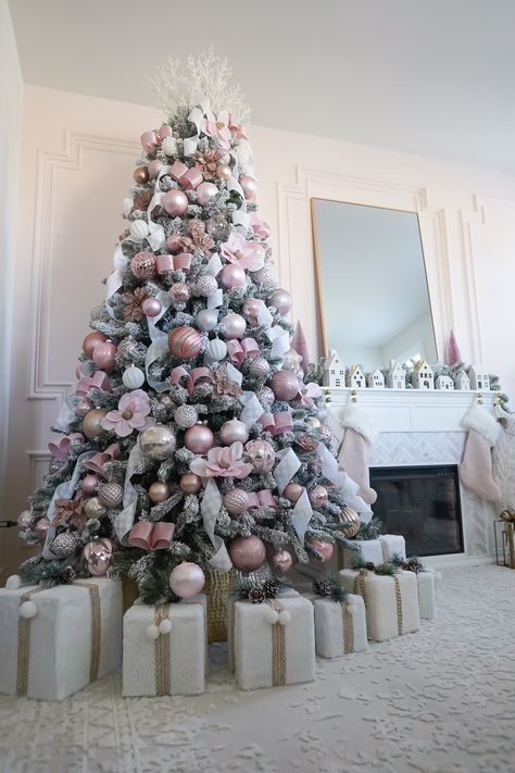 Pink Xmas Tree, Pink Christmas Tree Decorations, Christmas Tree Inspo, Ideas Christmas Tree, Gold Christmas Tree Decorations, Christmas Tree Decorating Themes, Pink Xmas, Elegant Christmas Trees, Creative Christmas Trees