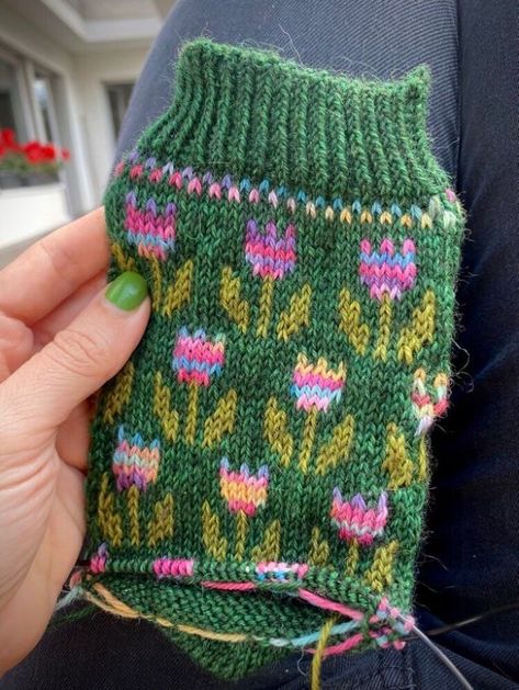 Tulip Socks Knitting, Knit Tulip Pattern, Punto Fair Isle, Tiptoe Through The Tulips, Tulips Pattern, Colorwork Knitting, Sock Knitting, Sock Knitting Patterns, Crochet Socks