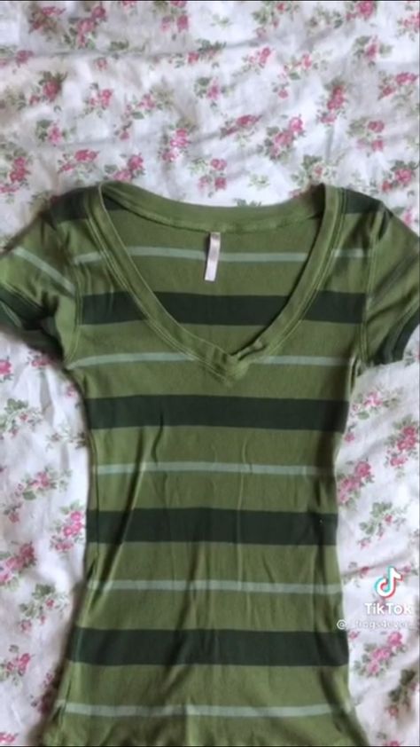 Green Grunge Clothes, Outfit Basics, 2000s Tops, Striped Tops, Downtown Outfits, 2000s Fashion Outfits, Striped T Shirt, Swaggy Outfits, 2000s Fashion