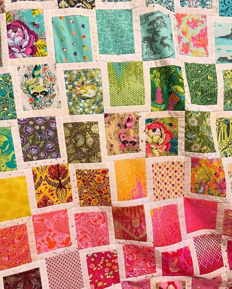 A most wonderful gradient coloured #flickerfromviewquilt made up of entirely #tulapinkfabrics 😍 Thanks for sharing your quilt @mlrdesigns ❤️ The #flickerfromviewquilt is a beginner friendly quilt design that shows off your fabrics. Grab your copy today. Link in profile. . . . #quiltpattern #pdfquiltpattern #tulapink #thimblesandneedlespattern #modernquilt #handmade #patchwork #patchworkquilt #quilt #quilting #quilter #quiltmaker  #scrapquilt #scrappyquilt #quiltlove #quiltinglove #quiltingi... Daisy And Grace Quilt As You Go Patterns, Quilt As You Go, Pdf Quilt Pattern, Scrappy Quilt, Quilt Design, Tula Pink, Thanks For Sharing, Scrap Quilts, Gradient Color