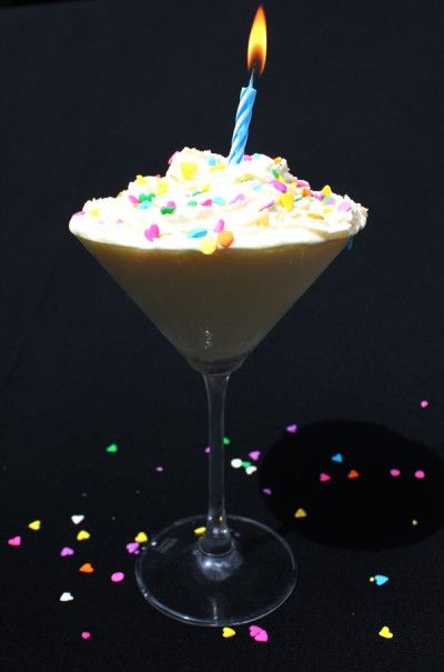 This Birthday Martini is as good as Birthday Cake in a glass! Birthday Cake Martini, Martini Cake, Birthday Martini, Cake Vodka, Martinis Drinks, Birthday Drinks, Vanilla Cake Mixes, Chocolate Liqueur, Vanilla Vodka