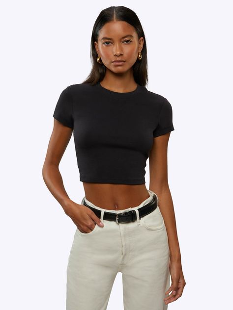 Look cool & confident with our Tomboy fitted black crop tee from Cuts Clothing. This black cotton crop top is breathable & wrinkle-free with a 4-way stretch. All Black Streetwear Outfit, Black Streetwear Outfit, All Black Streetwear, Black Crop Tee, Layered Long Sleeve, Cotton Crop Top, Black Streetwear, Cropped Tee, Streetwear Outfit