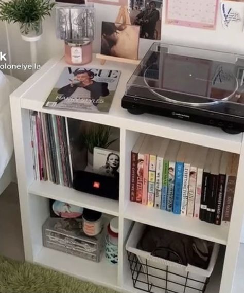 Shelf Organization Ideas Bedroom, Wall Shelf Organization, Shelf Organization Ideas, Vinyl Setup, Chill Rooms, Future Bedroom Ideas, Vinyl Shelf, Bookshelf Inspiration, Prettiest Celebrities