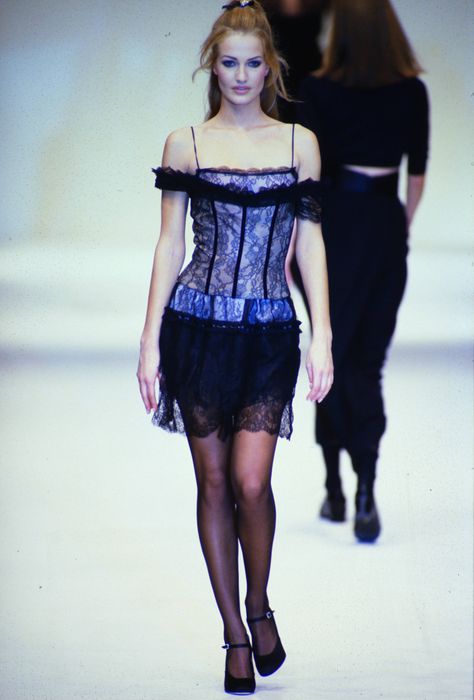 Blumarine Runway Show RTW F/W 1994 - Karen Mulder Vintage Runway Fashion, Karen Mulder, Extra Outfits, Vintage Runway, 80s And 90s Fashion, Fashion Project, Nyc Fashion, Beauty And Fashion, Couture Fashion