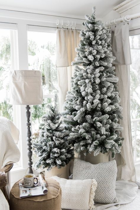 Simple Farmhouse Christmas decor in the sunroom - great cottage style & farmhouse style Christmas decor inspiration! Farmhouse Style Christmas, Farmhouse Christmas Tree, Christmas Decor Inspiration, White Christmas Decor, A White Christmas, Christmas Room, Christmas Decorating Ideas, Farmhouse Christmas Decor, White Christmas Tree