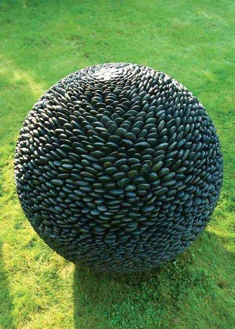 21 Lovely DIY Decor Ideas Emphasized by Creative Pebbles Art usefuldiyprojects.com crafts (20) Dark Planet, Pebble Garden, Garden Spheres, Garden Globes, Garden Balls, Art Pierre, Garden Features, Outdoor Art, Land Art