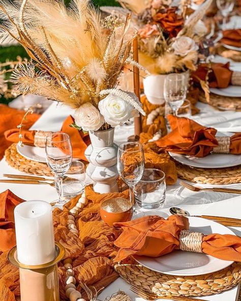 Terracotta Dinner Party, Brown Picnic Ideas, Fall Picnic Table Decor, Thanksgiving Picnic Ideas, Burnt Orange Picnic Setup, Fall Picnic Decor, Terracotta Picnic, Orange Themed Picnic, Terracotta Birthday Theme