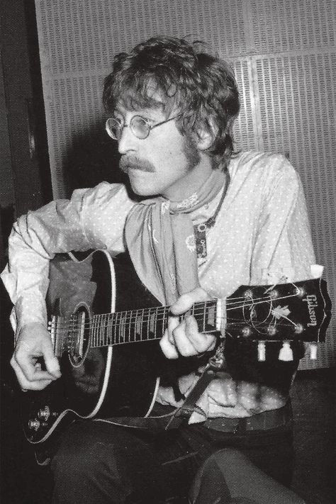 John Lennon #beatles #thebeatles Jhon Lennon, George Martin, Best Guitar Players, Beatles Photos, Beatles Pictures, The Fab Four, Abbey Road, Ringo Starr, George Harrison