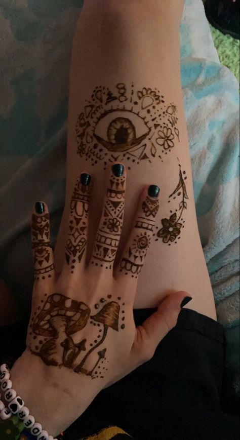 Henna On Stomach For Women, Nordic Henna Designs, Henna Ideas Leg, Forearm Henna Designs, Goth Henna, Mushroom Henna, Hand Art Henna, Henna Thigh Tattoo, Henna Designs Arm