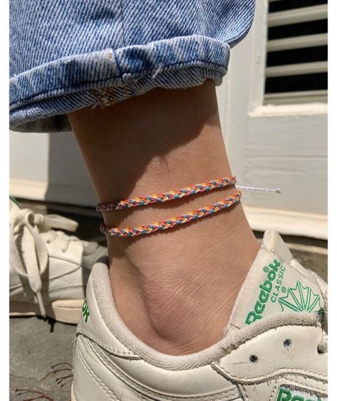 Braided Anklets, Anklet Ideas, Anklet Tattoos, Cute Friendship Bracelets, Anklets Boho, Diy Friendship Bracelets Patterns, Bracelet Inspo, Diy Bracelets Patterns, Bracelets Patterns