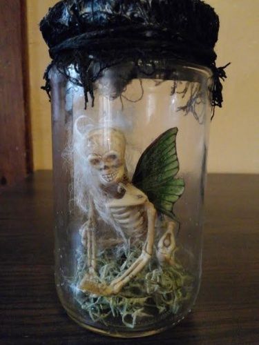 Fairy In A Jar, Halloween Fairy Garden, Halloween Jars, Hantverk Diy, Halloween Apothecary, Halloween Bottles, Halloween Fairy, Fairy Jars, Bottle Garden