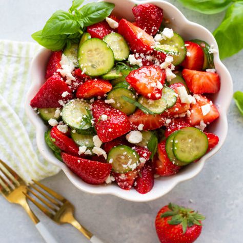 Honey Balsamic Dressing, Fresh Summer Salad, Mini Cucumbers, Salad Easy, Honey Balsamic, Kebab Recipes, Balsamic Dressing, Strawberry Salad, Summer Salad Recipes