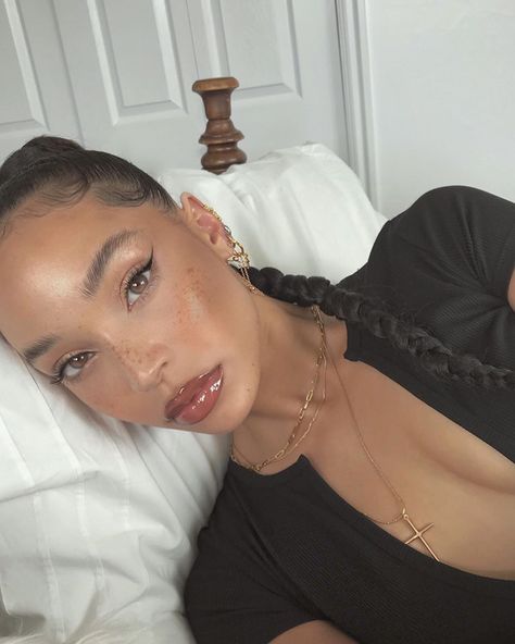 ALISSA on Instagram: “Lipliner @milanicosmetics rich cocoa Lipgloss @colourpopcosmetics so juice plumping gloss “all talk” Glow @diormakeup face and body…” Alissa Janay, Glowing Makeup, Baddie Makeup, Girl Inspiration, Highlighter Makeup, Beauty Editorial, Glam Makeup, Girls Makeup, Beauty Make Up