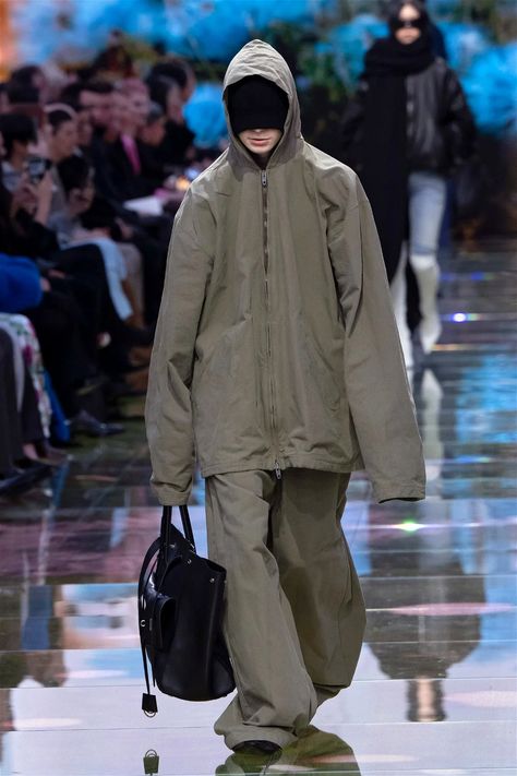 Balenciaga Fashion show, Runway, Ready To Wear Fall Winter 2024, Paris Fashion Week, Runway Look Balenciaga Fashion Show, Balenciaga Runway, Balenciaga Outfit, Runway Ready To Wear, Fashion Show Runway, Paris Fashion Week Runway, Balenciaga Fashion, Men's Outfits, Balenciaga Mens