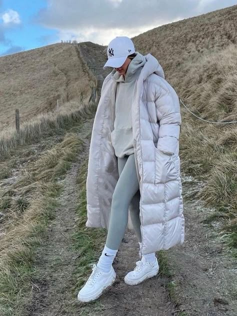 Long Puffer Coat Outfit, Long Puffer Jacket Outfit, Puffer Coat Outfit, Puffer Jacket Outfit, Long Puffer Jacket, Fashion Outfits Casual, Long Puffer Coat, Winter Fashion Outfits Casual, Snow Outfit