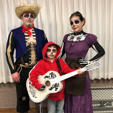 Mama Imelda Costume, Coco Halloween Costume Family, Miguel Coco Makeup, Coco Halloween Costume, Coco Costume, Creepy Halloween Costumes, Disney World Halloween, Halloween Travel, Halloween Coustumes