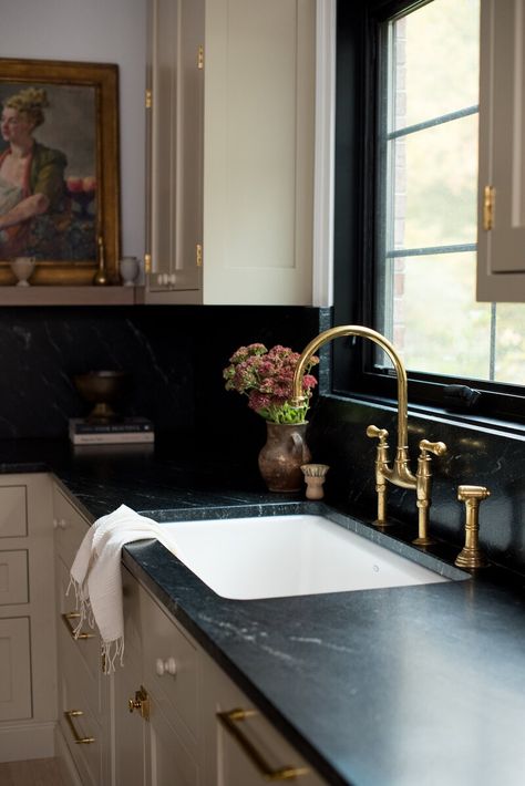 5 Top Kitchen Trends in 2023 - Stefana Silber Casa Casuarina, Interiors 2023, Soapstone Counters, Ohio House, European Kitchens, 1920s House, Bistro Furniture, Black Countertops, Butlers Pantry