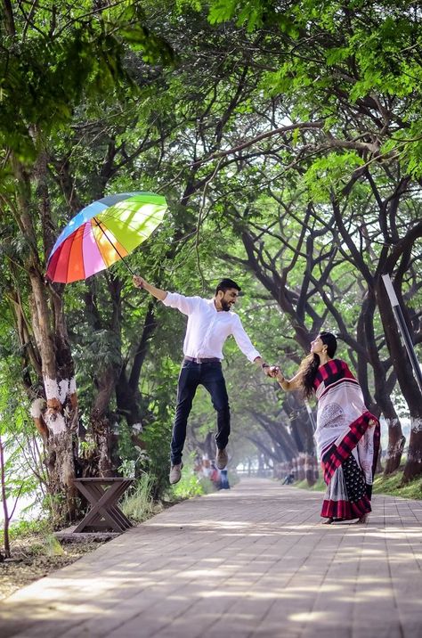 Best Pre Wedding Shoot Photo Ideas, Pre Wedding Shoot Ideas Indian, Pre Wedding Shoot Ideas Outfit, Wedding Shoot Ideas, Pre Wedding Photoshoot Props, Pre Wedding Photoshoot Outfit, Wedding Photoshoot Props, Indian Wedding Photography Couples, Bridal Photography Poses