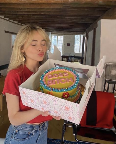 📸 | @SabrinaAnnLynn via @madisonthompson ’s Instagram Story “girl boss cakes for the biggest girl boss i know” Teknik Makeup, Bday Girl, Birthday Pictures, Pretty Cakes, Cute Cakes, 18th Birthday, Birthday Photos, Its My Birthday, Sabrina Carpenter