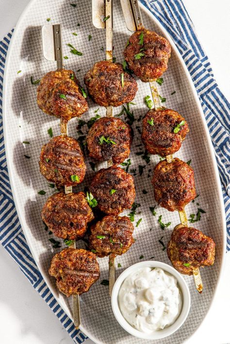 Greek Meatballs Recipe, Grilled Meatballs, Meatball Skewers, Greek Meatballs, Metal Skewers, Best Meatballs, Baking Soda And Lemon, Skewers Grill, Meatballs Recipe