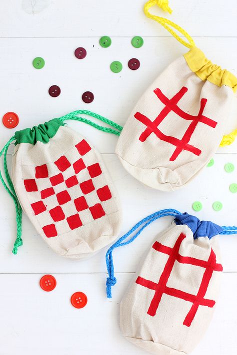 DIY Kids Mini Travel Games Diy Travel Games, Kids Travel Games, Luggage Tags Diy, Summer Sewing Projects, Diy Kids Games, Ith Embroidery Designs, Travel Crafts, Sewing Projects Free, Summer Sewing