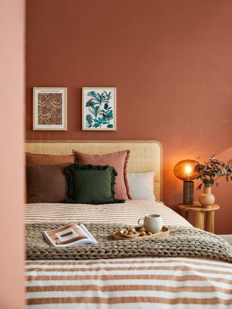 Salmon Bedroom, Terracotta Interior Design, Warm Bedroom Colors, Terracotta Bedroom, Buyer Persona, Color Terracota, Warm Bedroom, Hotel Room Design, Redecorate Bedroom