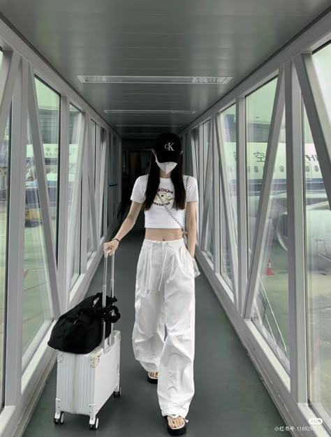 Airport Pose, Outfit Bandara, Airport Outfit Korean, Airplane Clothes, Korean Airport Fashion, Airport Fit, Korean Fits, Outfit Korean Style, Airport Outfits