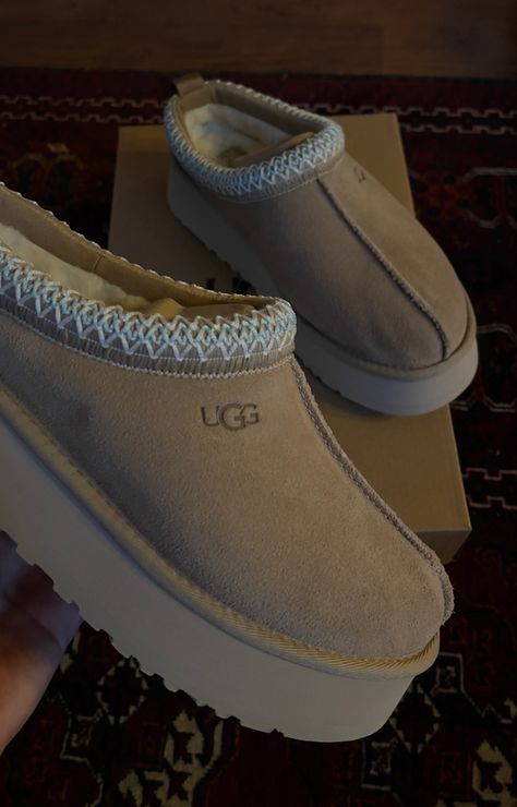 Sand Tasman Uggs Outfits, Ugg Tazz Sand Outfit, Ugg Tazz Sand, Chase Core, Tasman Uggs Outfits, Shoe Essentials, Ugg Tazz Platform, Preppy Ideas, Platform Outfit