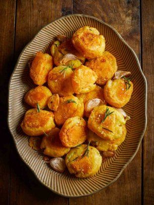 Jamie Oliver Christmas Recipes, Jamie Oliver Christmas, Christmas Roast, Fakeaway Recipes, Jamie Oliver Recipes, Roast Potatoes, Healthy Family Meals, Chicken Pasta Recipes, Quick Healthy Meals