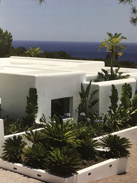 Moroccan Resort, Mediterranean Architecture Modern, Moroccan Villa, Minimalist Houses, Minimalism Architecture, Miami House, Ibiza Villa, Facade Architecture Design, Mediterranean Architecture