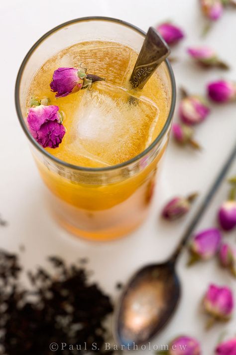 Turn up for tea time with an Earl Grey-infused gin drink. | 26 Ideas For Throwing The Boozy Tea Party Of Your Wildest Dreams Spiked Tea, Cocktail Gin, Infused Gin, Fresh Fruit Recipes, Gin Drinks, Gin Cocktail, Tea Cocktails, Milk Shakes, Snacks Für Party