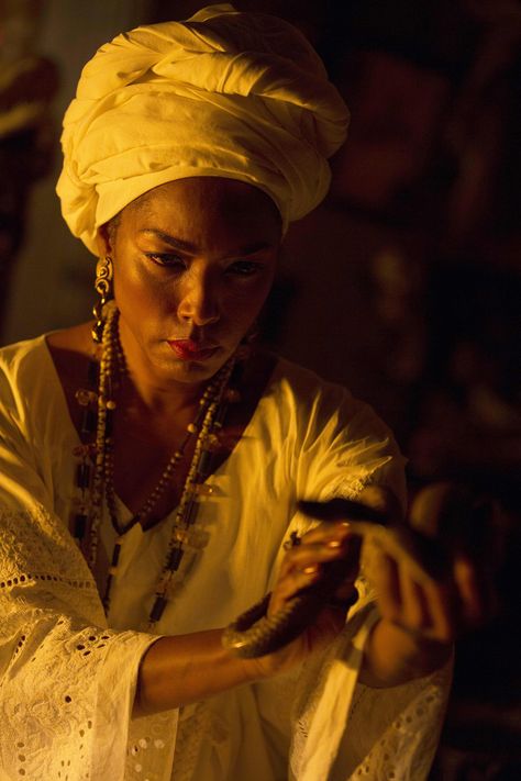 Shivvy's Auntie Remmie... I think Angela Bassett would make a great Mambo Remmie. American Horror Story Characters, Marie Laveau, Ahs Coven, American Horror Story Coven, Southern Gothic, Witch Aesthetic, Horror Story, Samhain, American Horror