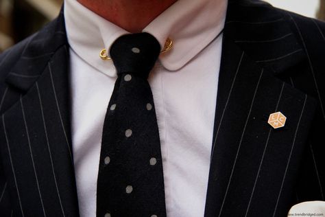 London Collections Men: Dandyism and Collar Pin – TrendBridged.com Collar Pins For Men, Shirt Collar Pins, Dress Shirt And Tie, Collar Pin, A Fashion Designer, Collar Pins, Vintage Suits, Black And White Shirt, Mens Luxury Fashion