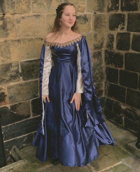 Fantasy Queen Dress, Ritual Robes, Medieval Dress Diy, Medieval Dress Peasant, Medieval Dress Princess, Robes For Men, Medieval Dress Pattern, Medieval Gown, Period Dress