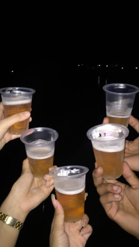 Night Beer Snapchat, Tagay Prank With Friends, Friends Drinking Aesthetic, Beer Pics Snapchat, Beer Aesthetic Drinking, Alcohol Snapchat, Alcohol Snapchat Party, Alcoholic Snapchat, Alcohol Pictures