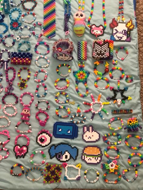 Stitch Kandi Pattern, Horror Kandi, Dsmp Kandi, Monster Kandi, Clown Kandi, Sanrio Kandi, Christmas Kandi, Cool Stuff To Make, Pokemon Kandi