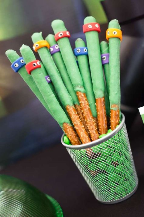 Love these chocolate dipped pretzels at this TMNT Party. Such a great idea!! Ninja Turtles Party Games, Tmnt Birthday Cakes, Ninja Turtles Food Ideas, Tmnt Snacks, Mutant Mayhem Birthday Party, Ninja Turtle 2nd Birthday, Tmnt Birthday Cake Ideas, Ninja Turtle Themed Birthday Party, Diy Tmnt Party Decorations